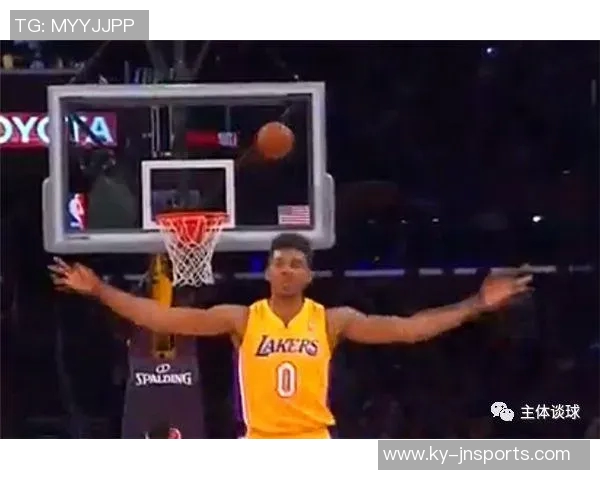 尼克杨谈布克遭遇重演称强行打控卫让人无奈